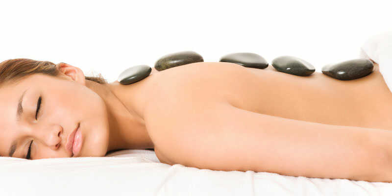 Przekonaj się do masażu gorącymi kamieniami